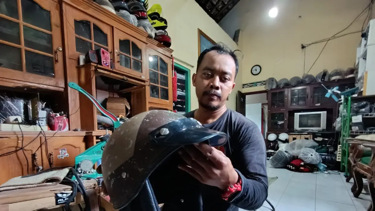 Berawal dari hobi, kini jadi sumber cuan. Arik Agung, warga Sanankulon, Kabupaten Blitar, sukses mengembangkan usaha jual beli dan restorasi helm lawas dengan penjualan mencapai 30 unit per bulan.