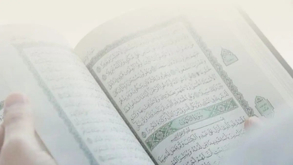 Keutamaan Membaca Surah Al-Kahfi di hari Jumat membawa limpahan cahaya, pengampunan dosa, dan hidayah yang menjaga diri dari maksiat sepanjang pekan. Simak ulasan lengkapnya di sini! (PINTEREST)