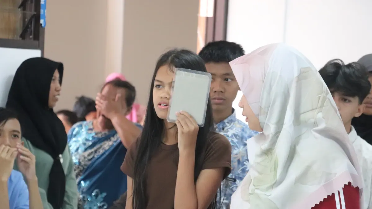 MOCH. LUKI AZHARI/RADAR BLITAR
TELITI: Seorang calon siswa SR Kota Blitar jalani pemeriksaan penglihatan saat cek kesehatan sebelum MPLS bulan depan, Kamis (30/7).