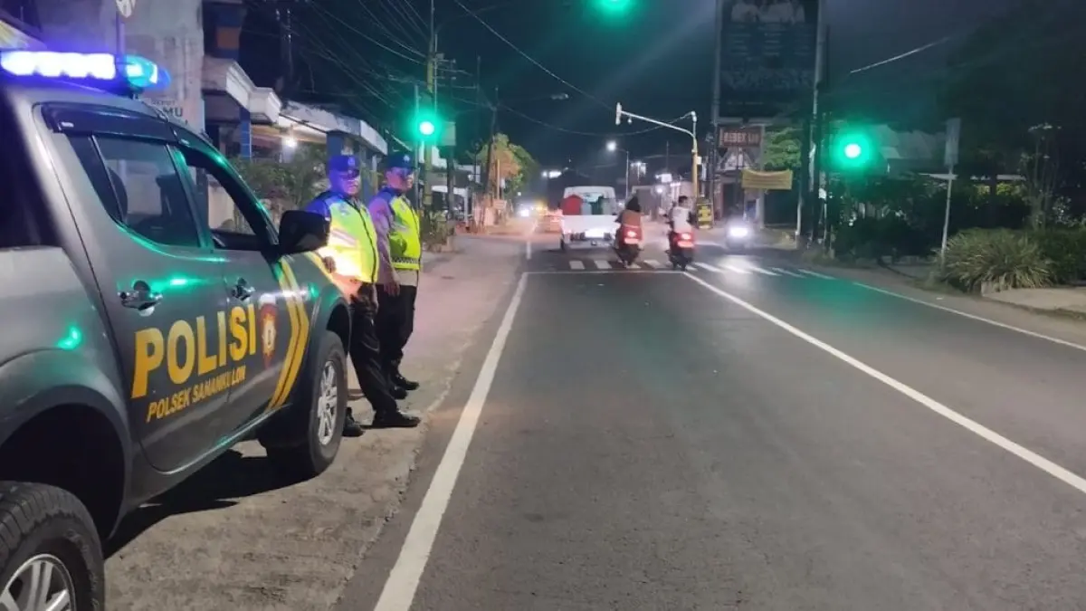 RONA 
POLSEK SANANKULON UNTUK RADAR BLITAR
AWASI KETAT: Polisi bersiaga di sejumlah titik ruas jalan yang rawan aksi balap liar hingga konvoi perguruan silat. 