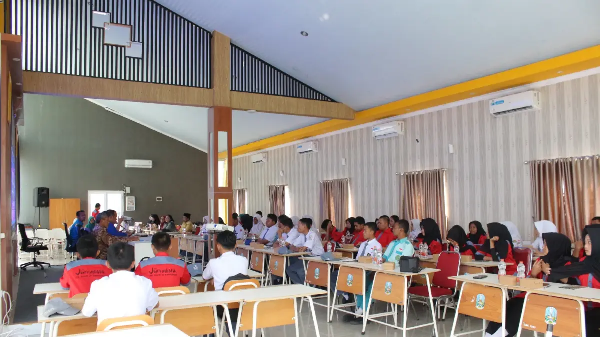 SERAP ILMU: Para siswa SMKN 1 Kademangan mengikuti Workshop Fotografi bertajuk "Lensa Bicara: Workshop Fotografi Jurnalistik untuk Generasi Muda SMK.