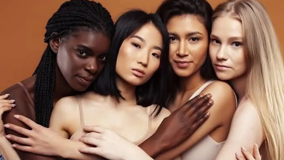 Penyebab warna kulit berbeda-beda ternyata dipengaruhi melanin dan proses evolusi manusia. Simak penjelasan ilmiah mengapa kulit putih maupun gelap sama-sama memiliki fungsi penting.(pinterest)
