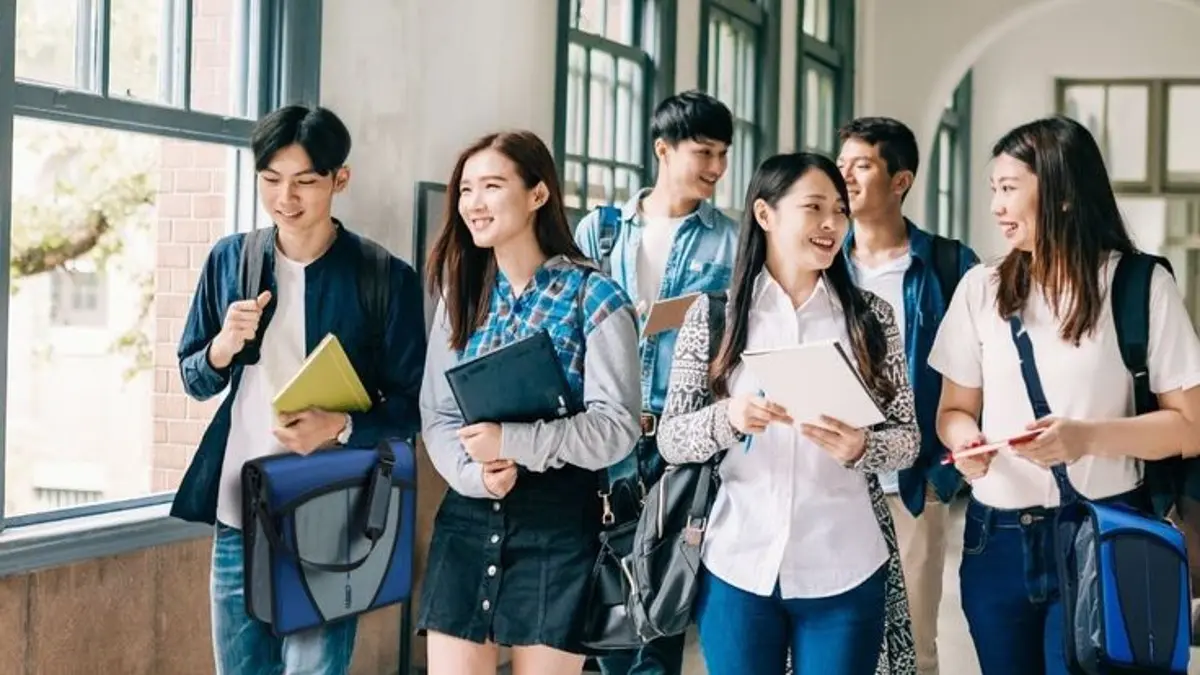 Tips sukses kuliah untuk mahasiswa baru. Simak panduan lengkap persiapan masuk kuliah mulai dari ospek, UKM, SKS, hingga cara mengatasi homesick. (PINTEREST)
