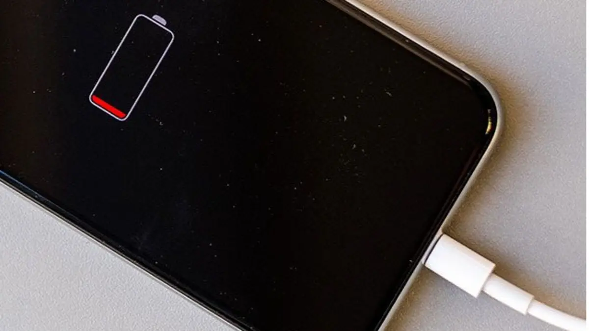 Trik menjaga baterai iPhone agar tetap awet bisa dilakukan lewat 20 pengaturan sederhana, mulai Dark Mode hingga Low Power Mode agar baterai lebih tahan lama. (PINTEREST)