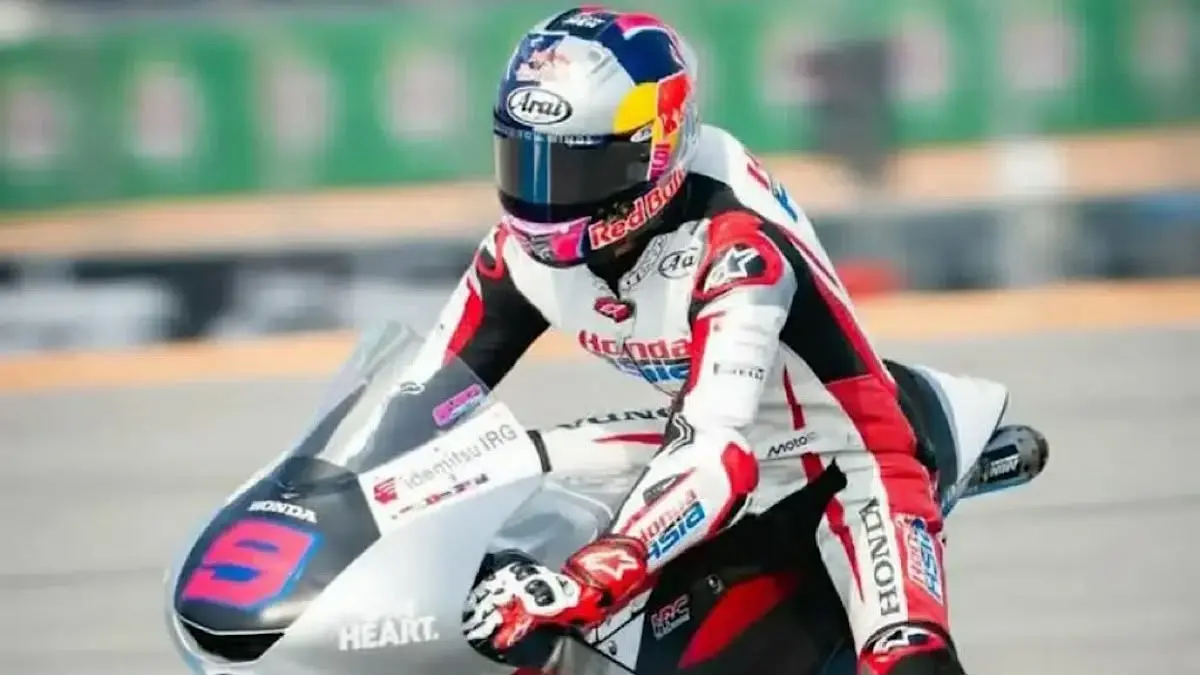 Veda Pratama kembali berjaya di Red Bull MotoGP Rookies Cup usai memanfaatkan drama di lap akhir. Kemenangan ketiganya membuatnya dipuji sebagai calon bintang MotoGP.(pinterest)