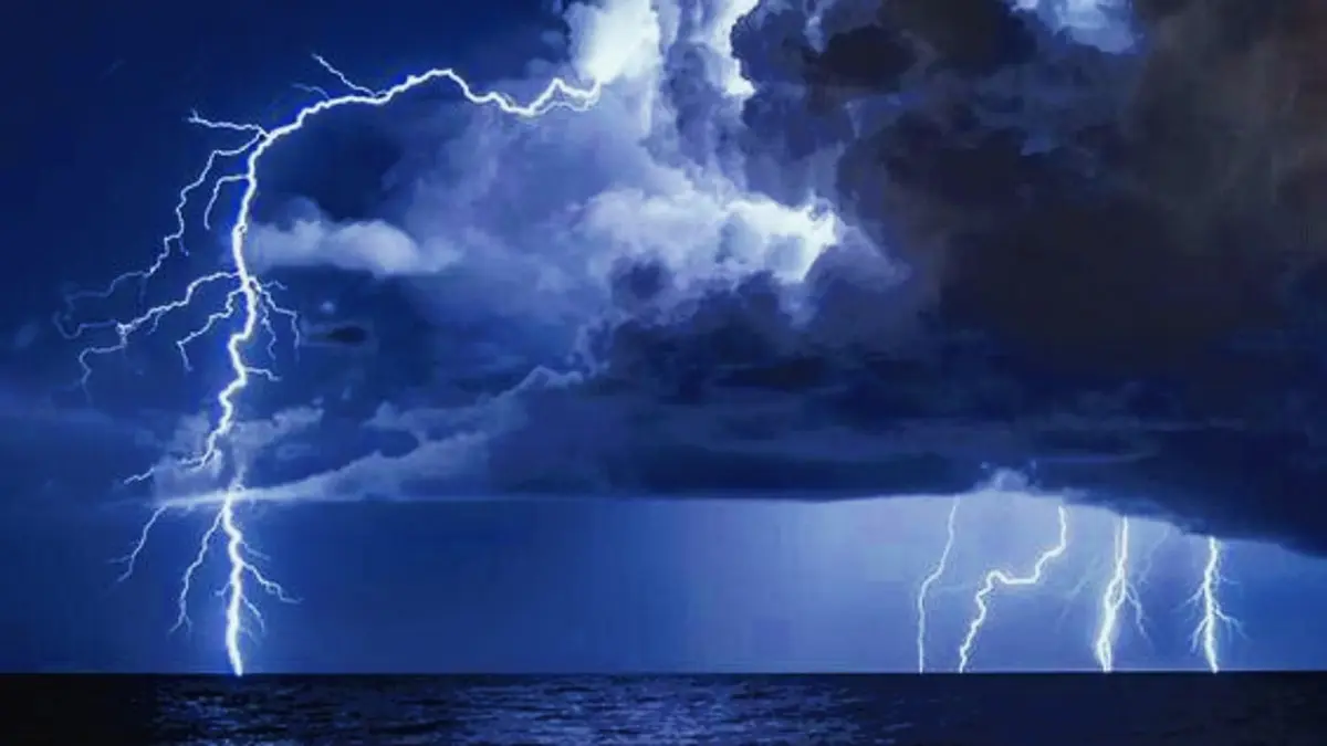 Fenomena langka di dunia menghadirkan pemandangan menakjubkan, mulai dari kota terapung, awan berlubang, hingga langit berubah warna yang dijelaskan secara ilmiah. (PINTEREST)