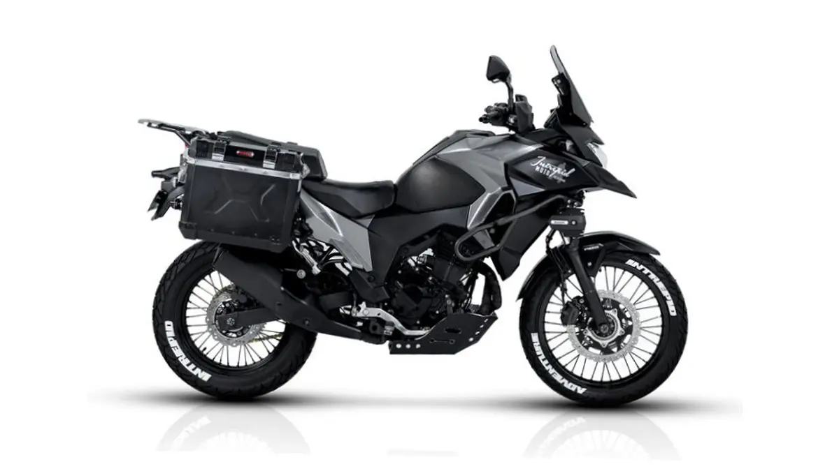 Kawasaki Versys-X 250 2026 hadir dengan mesin 249 cc dua silinder, tenaga 34 PS, Assist & Slipper Clutch, tangki 17 liter, dan dibanderol Rp76,8 juta. (Pinterest) 