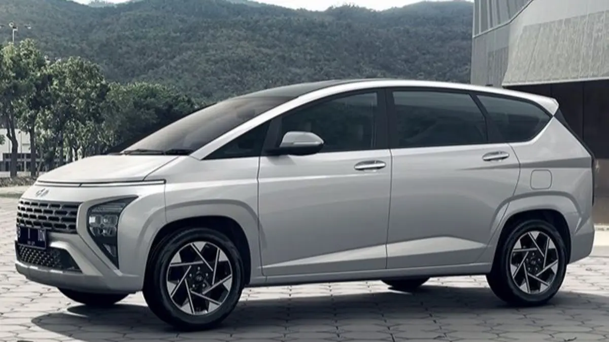 Review Hyundai Stargazer X Cartenz 2025 mengulas desain baru, interior premium, ADAS lengkap, audio Bose, hingga performa mesin 1.500 cc yang responsif dengan harga Rp391,9 juta. (Pinterest) 