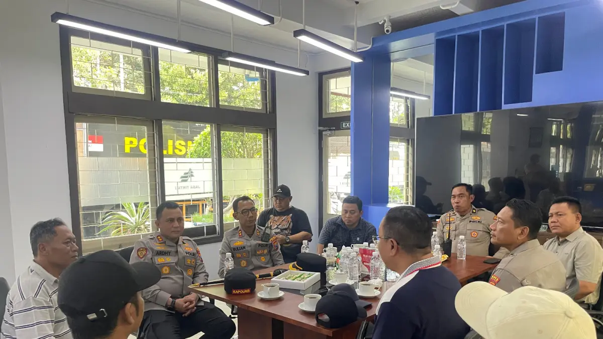 ALOT : Perwakilan massa aksi berdialog dengan PJT I dan kepolisian untuk mencari solusi pembatasan akses Bendungan Lahor, Sabtu (1/8)