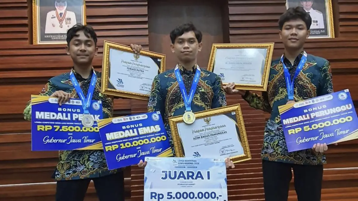 CABDINDIK BLITAR UNTUK RADAR BLITAR 
PELAJAR INSPIRATIF: Tiga siswa perwakilan dua SMKN di Blitar sukses menyabet medali dalam ajang LKS Dikmen pekan lalu.