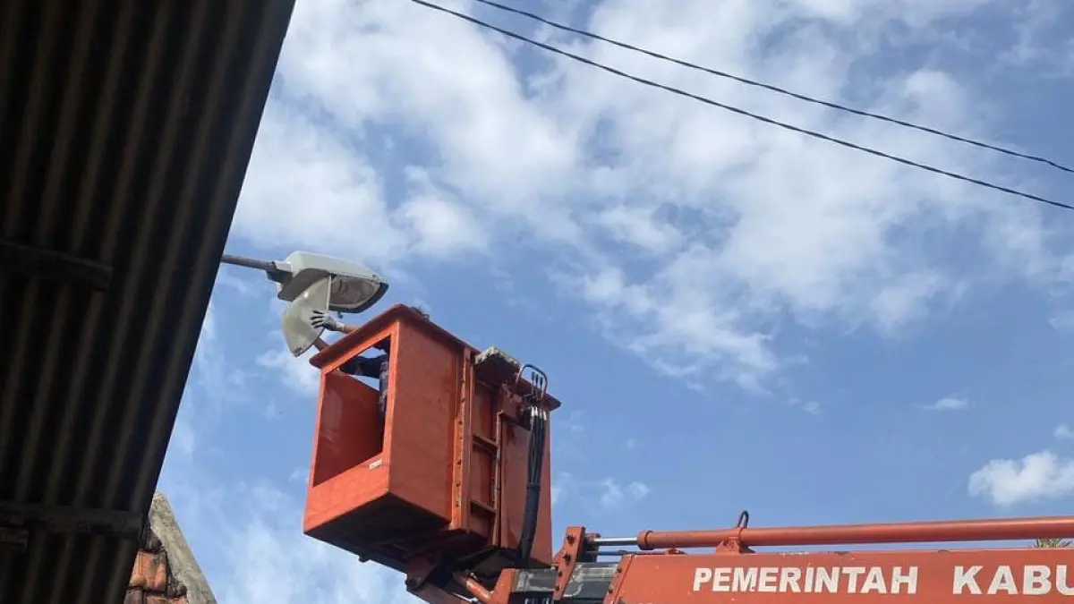 Petugas damkar memadamkan api yang membakar lahan milik warga di Kabupaten Blitar.