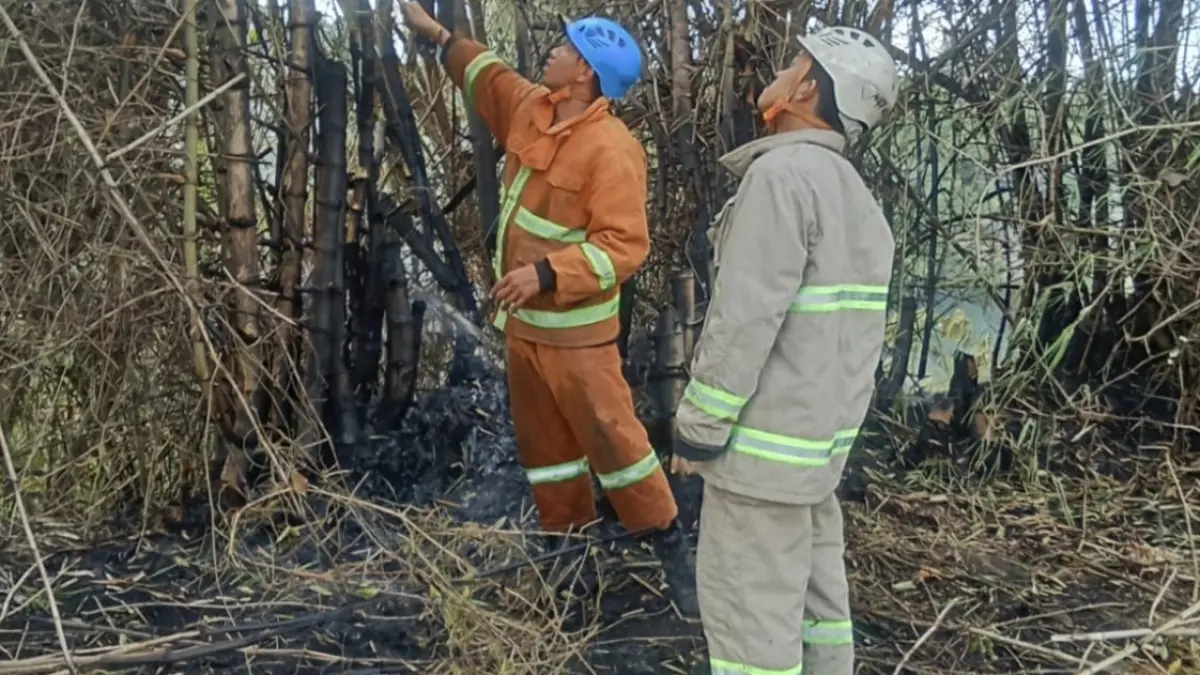 Petugas Dishub Kabupaten Blitar memperbaiki lampu PJU yang mengalami kerusakan. Dishub mengusulkan penambahan titik PJU di sejumlah ruas jalan yang masih minim penerangan.