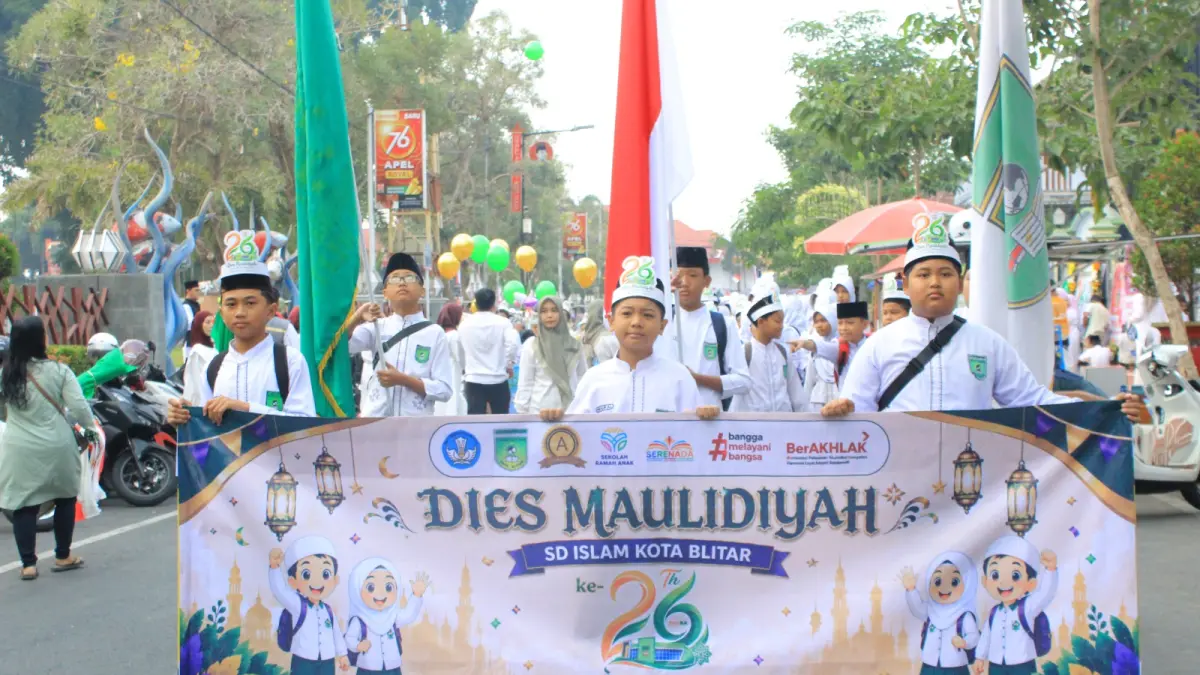 SDI KOTA BLITAR UNTUK RADAR BLITAR
GENERASI UNGGUL: Ratusan siswa mengikuti jalan sehat dalam rangka memperingati Dies Maulidiyah, Sabtu (1/8).

&nbsp;