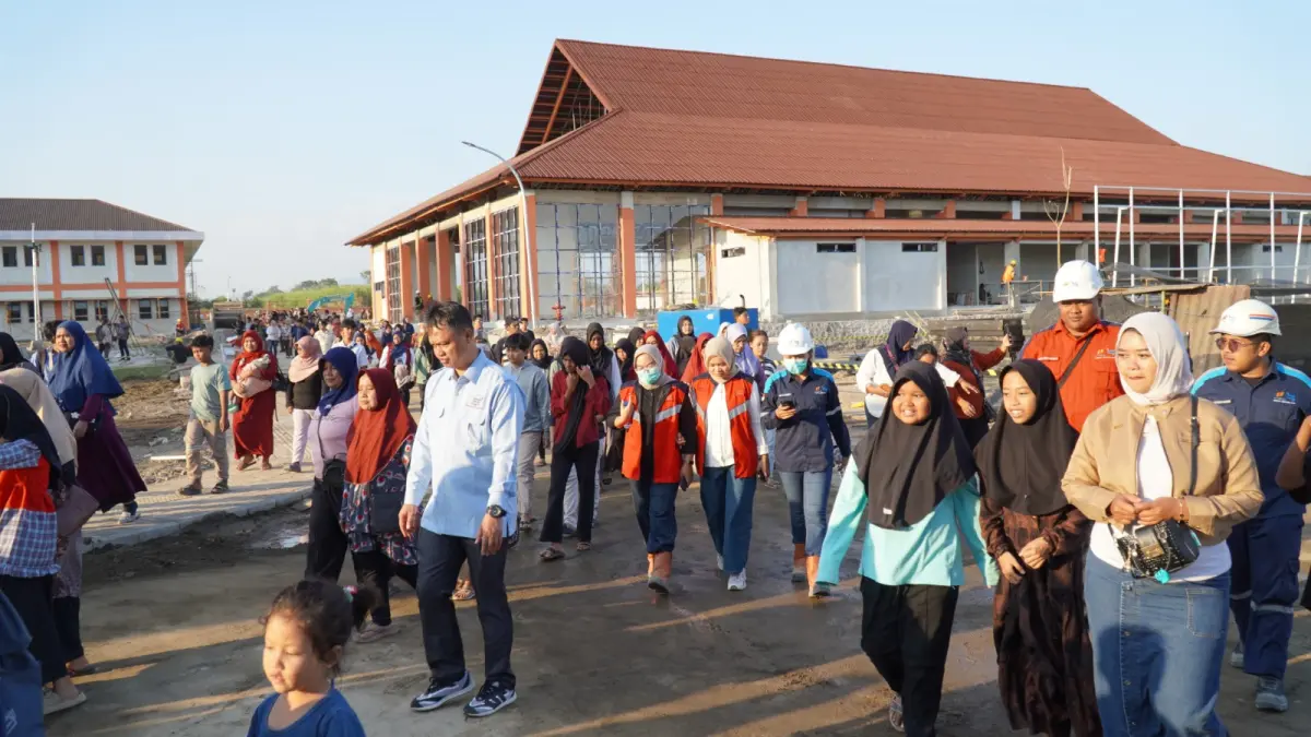 Sejumlah calon siswa dan orang tua meninjau kesiapan Sekolah Rakyat Kota Blitar jelang dimulainya pembelajaran.