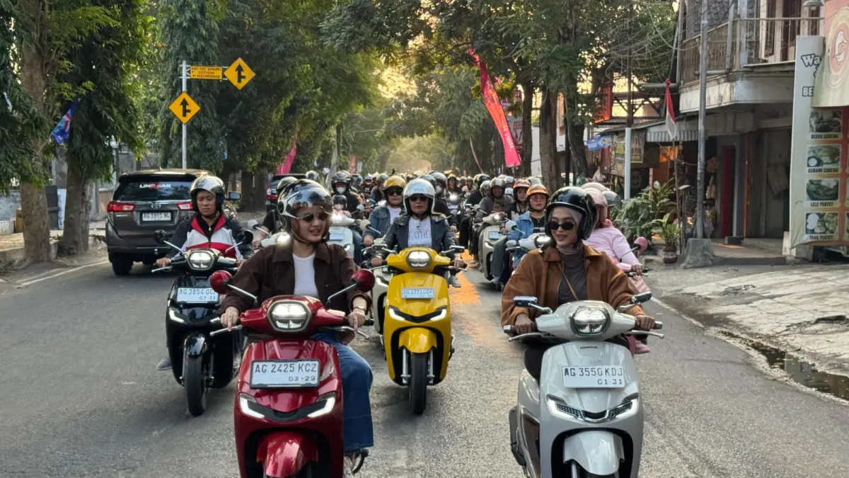 Sejumlah pecinta Honda Stylo 160 cc berkeliling di Kota Blitar.
