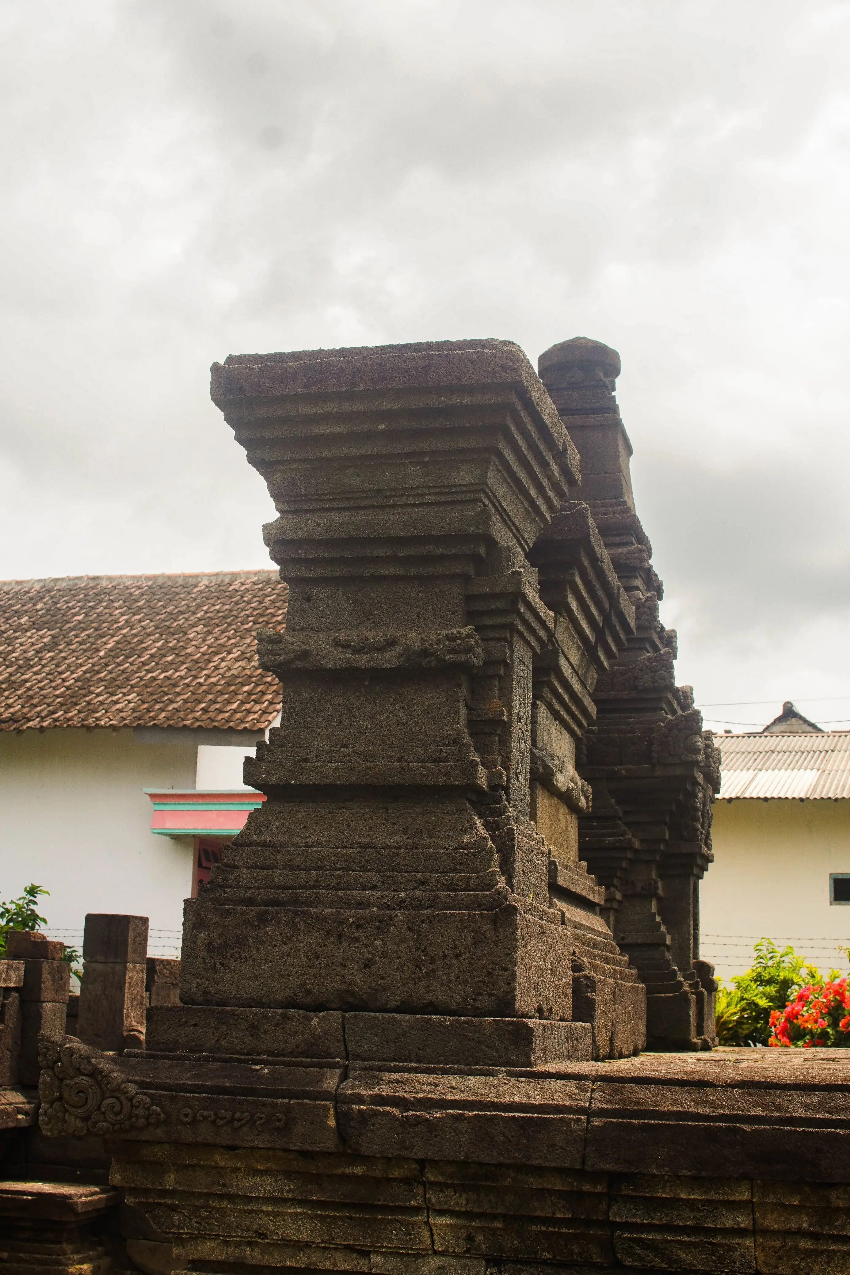 Angka Tahun Candi Kotes Candi Kotes merupakan kompleks candi yang terdiri dari dua buah candi dengan angka tahun yang berbeda. Dalam foto, angka tahun yang terbaca adalah 1223 Saka (1301 Masehi).