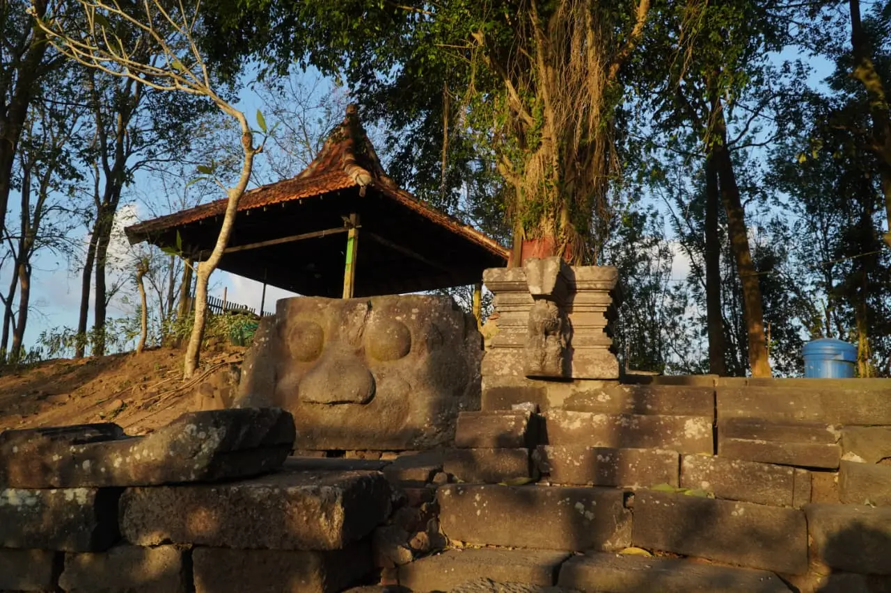 Candi Pertapan di Gunung Pegat, Srengat, diperkirakan dibangun pada masa Kertajaya (raja terakhir Kerajaan Kadiri) berdasarkan Prasasti Subhasita. Saat ini, sisa struktur yang dapat dijumpai hanya berupa bagian kaki candi, kala, dan yoni.