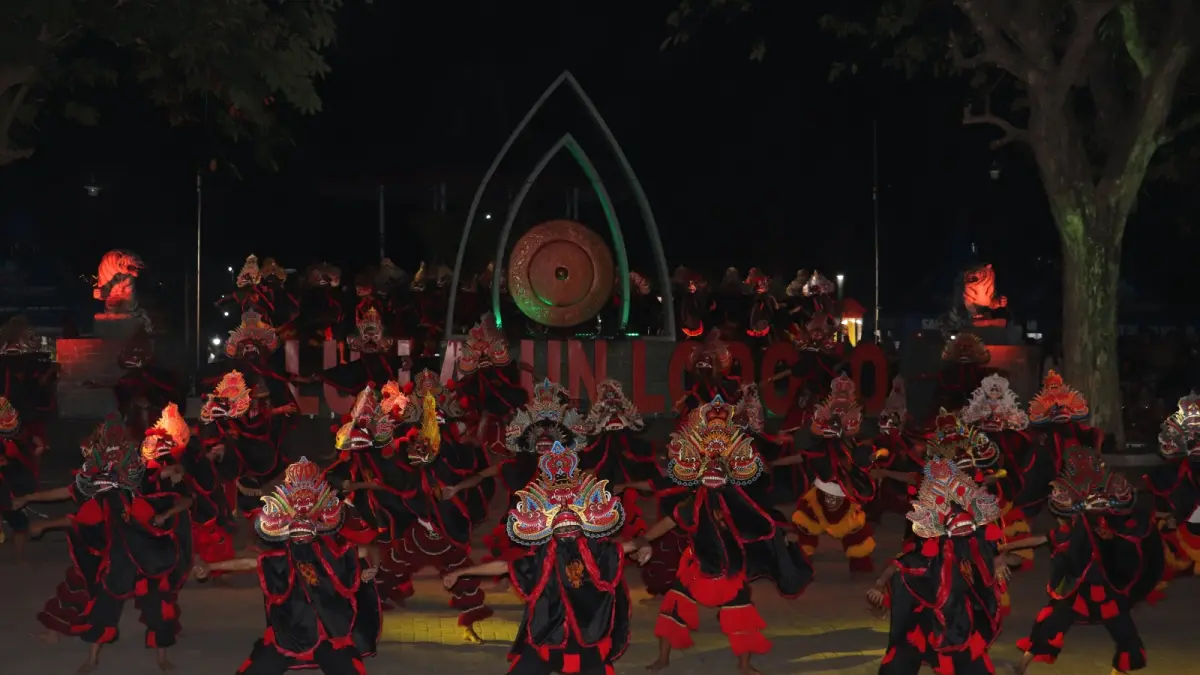 Malam di kawasan Lodoyo, Blitar, mendadak bergetar oleh ritme kendang yang membahana. Di tengah remang lampu panggung dan riuh sorak ribuan pasang mata, puluhan pembarong kucingan bersiap menggebrak  Sabtu (1/8) malam warga.