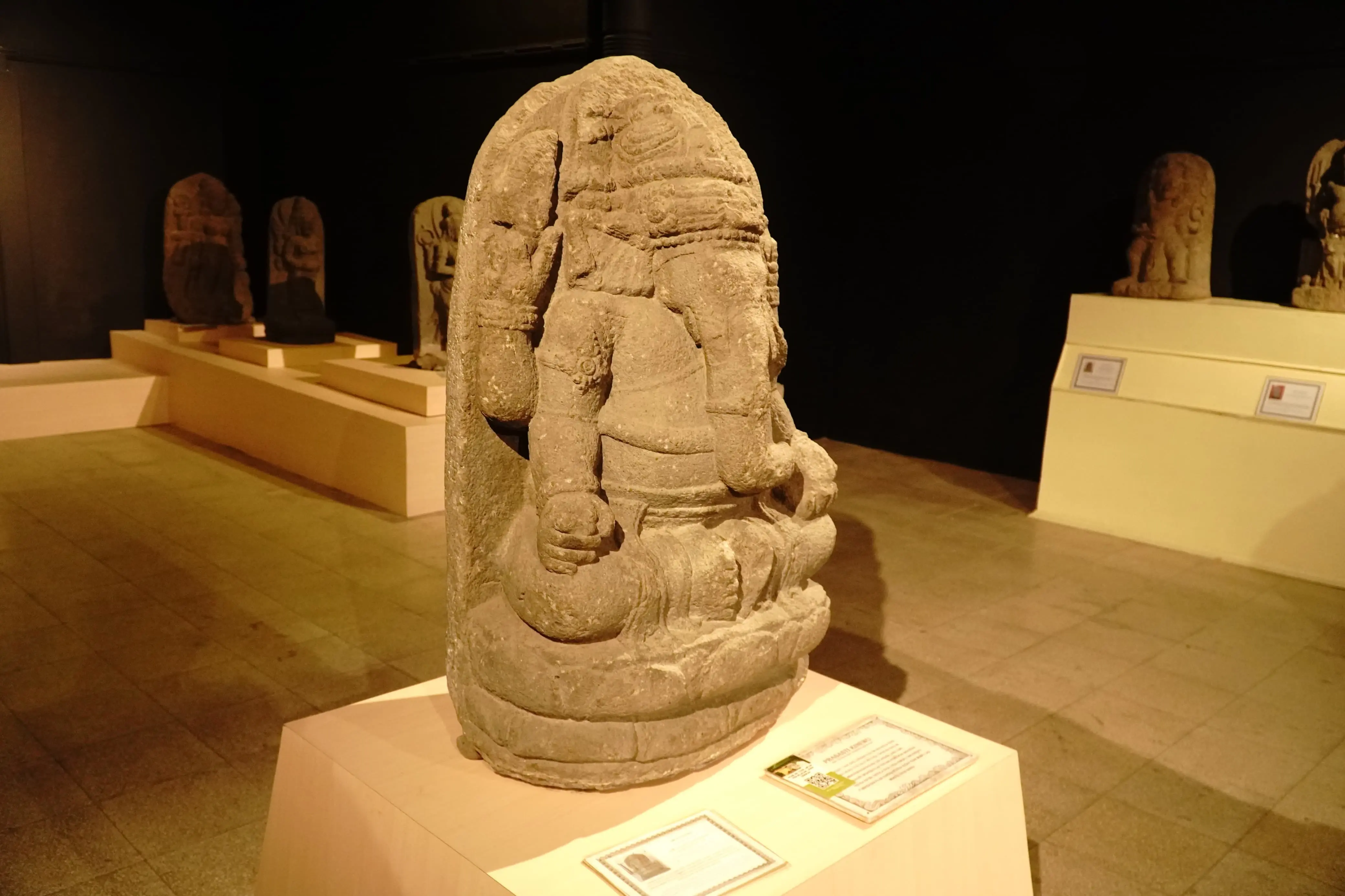 Prasasti Kinewu merupakan prasasti yang dipahatkan pada bagian belakaang atau stela dari arca ganesha. Prasasti ini diterbitkan pada 20 November 907 Masehi oleh Dyah Balitung, raja Mataram Kuno dan berisi pengurangan dan pembebasan pajak.