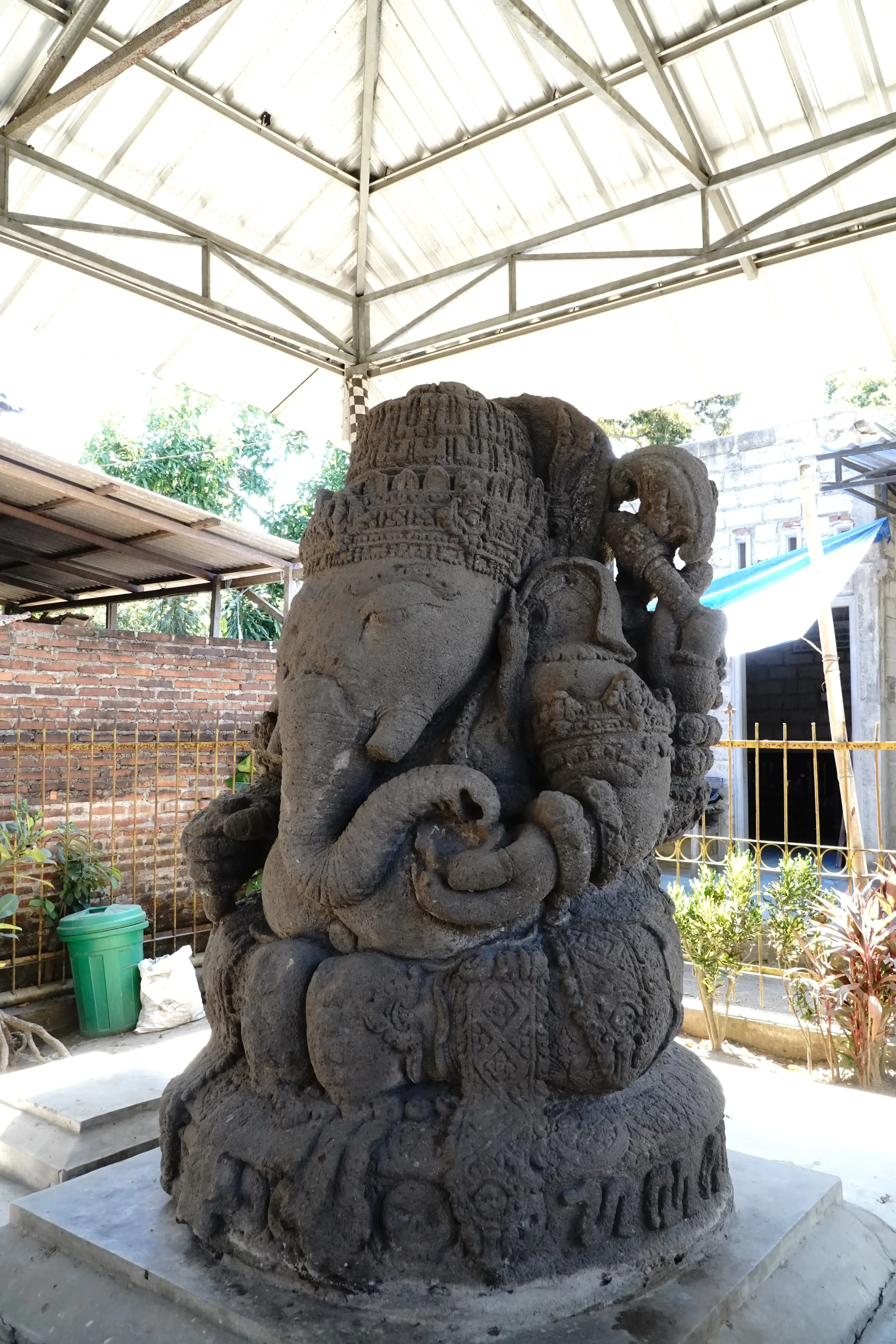 Ganesha di Boro Ganesha di Boro merupakan arca Ganesha dengan dua wajah, sisi depan adalah Ganesha sedangkan lapiknya atau sisi belakang dipahatkan wajah kala. Arca ini memiliki candrasengkala yang berbunyi Hana Gana Hana Bumi yang setara dengan 1161 Saka.