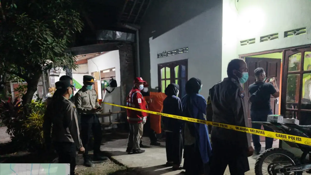 TAK ADA TANDA KEKERASAN: Polisi melakukan olah TKP dan mengevakuasi jenazah AA dari dalam kamar rumahnya.
