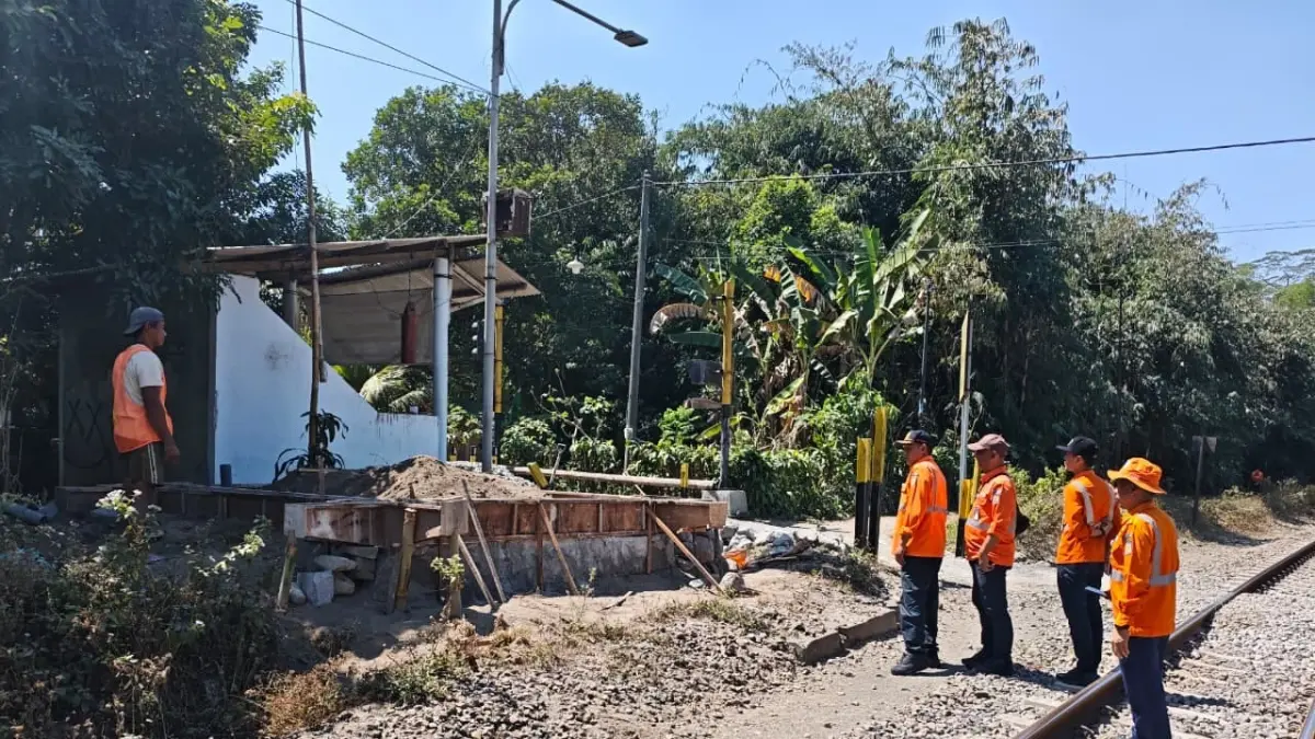 TINJAU PROGRES: Petugas KAI mengecek pembangunan pos JPL baru di wilayah Talun beberapa waktu lalu. 