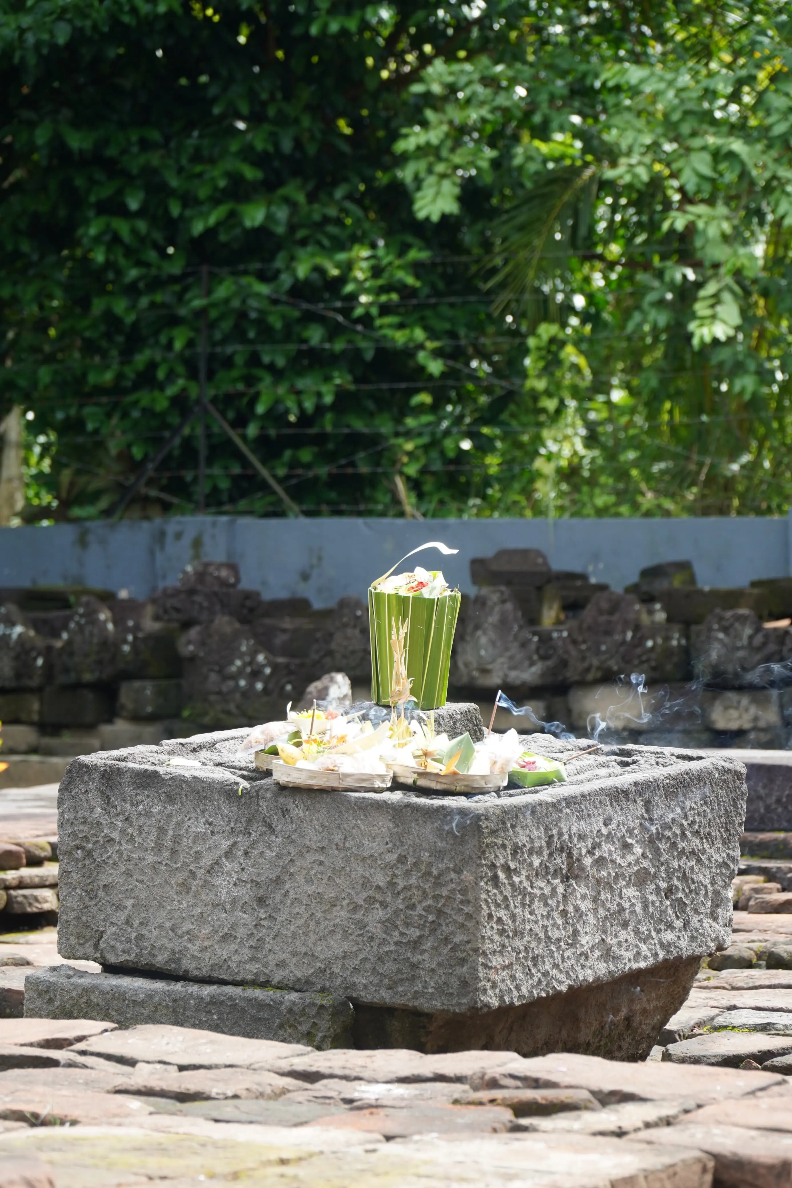 Penghormatan pada Candi Simping. Candi Simping merupakan candi pendharmaan Raden Wijaya (Śrī Mahārājā Kṛtarājasa Jayawarddhana) yang kini tersisa bagian kaki dan ornamennya. Pada foto, tampak lapik arca dengan sesajian dari umat Hindu yang selesai sembahyang.