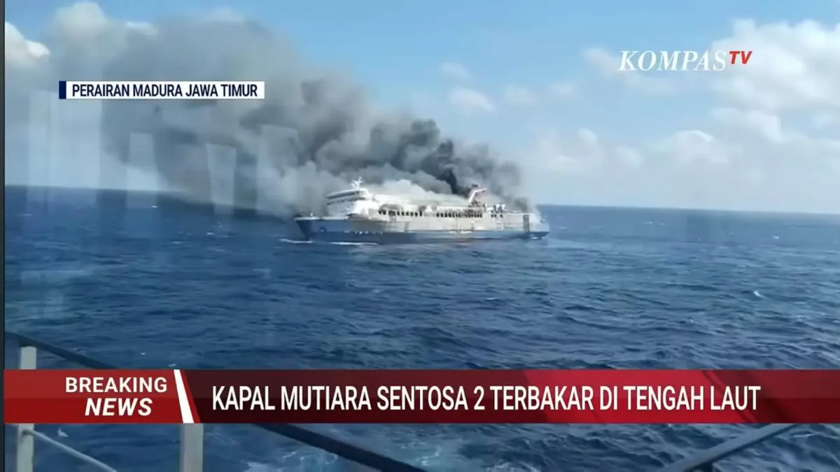 Tim Basarnas bersama sejumlah kapal melakukan proses evakuasi penumpang dan awak KM Mutiara Sentosa 2 yang terbakar di perairan utara Kabupaten Sumenep, Madura, Minggu (2/8/2026). Proses penyelamatan dilakukan secara bertahap di tengah kondisi cuaca laut yang menantang.