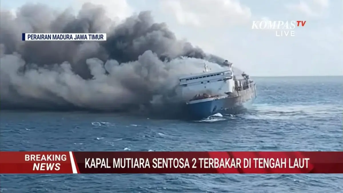 Petugas gabungan menyiapkan posko evakuasi dan ambulans di Dermaga 2 Pelabuhan Kalianget, Kabupaten Sumenep, Jawa Timur, sebagai pusat penanganan korban kebakaran KMP Mutiara Sentosa 2 yang terbakar di perairan utara Kepulauan Sepudi, Minggu. Proses evakuasi melibatkan Basarnas, TNI, Polri, KSOP, serta sejumlah kapal yang berada di sekitar lokasi.