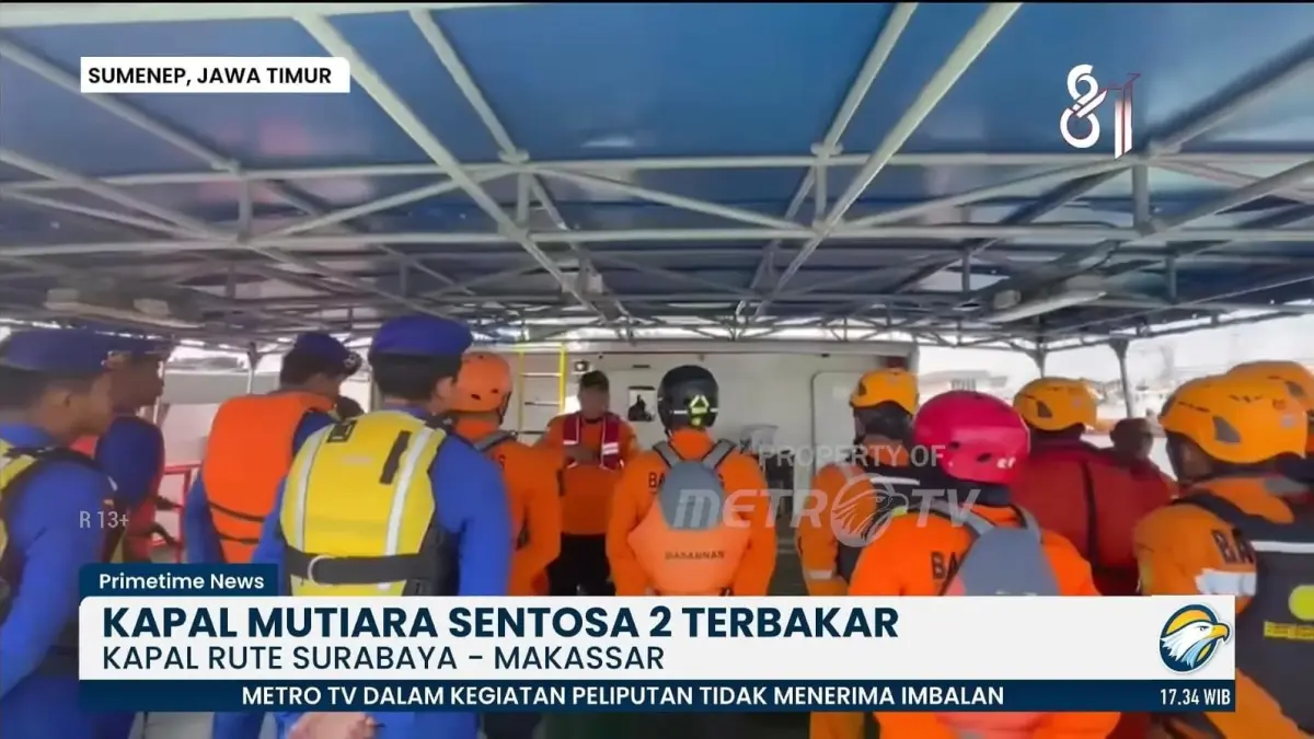 Petugas SAR bersama kapal-kapal yang berada di sekitar lokasi melakukan evakuasi penumpang KMP Mutiara Sentosa 2 yang terbakar di perairan utara Pulau Sapudi, Kabupaten Sumenep, Jawa Timur, Minggu. Sebagian penumpang dilaporkan menyelamatkan diri dengan melompat ke laut saat api membesar.

