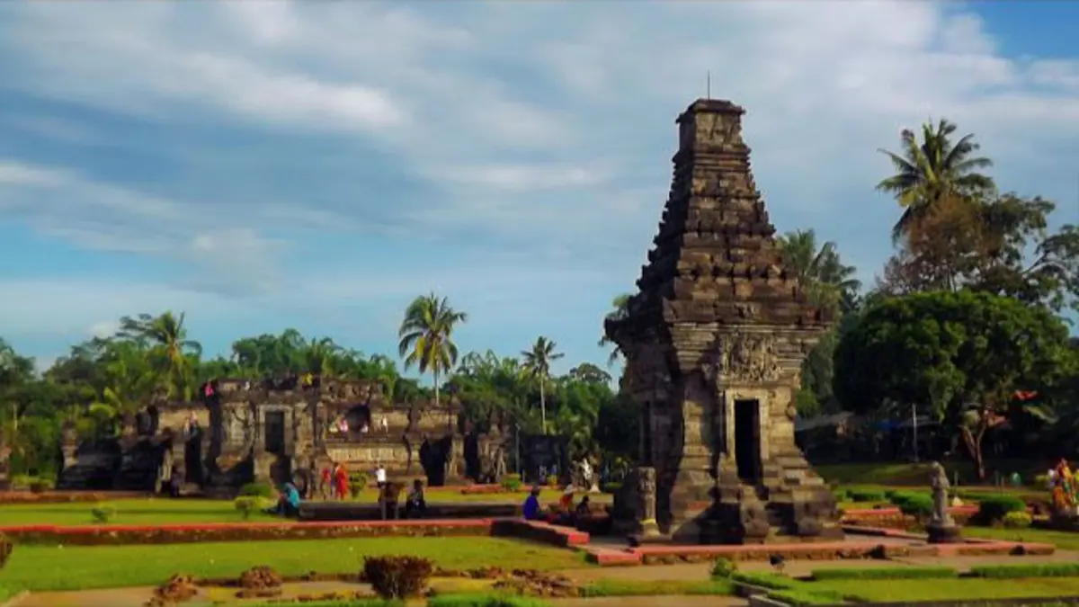 Candi Penataran Blitar menjadi kompleks candi Hindu terbesar di Jawa Timur. Dibangun untuk menangkal bahaya Gunung Kelud, situs ini menyimpan sejarah Kediri dan Majapahit.(Pinteres) 