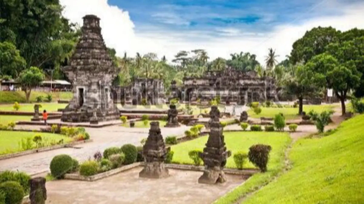Candi Penataran di Blitar menjadi kompleks candi terbesar di Jawa Timur. Dibangun sejak era Kediri hingga Majapahit sebagai pusat ritual menghadapi ancaman Gunung Kelud. (Pinterest) 