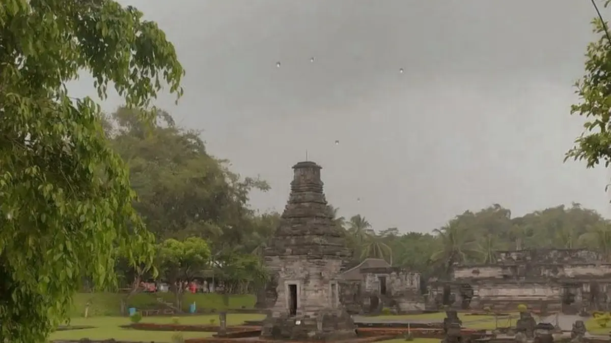Candi Penataran di Blitar menjadi kompleks candi terbesar di Jawa Timur. Dibangun sejak era Kediri hingga Majapahit, situs ini dipercaya menjadi pusat ritual menghadapi ancaman Gunung Kelud. (Pinterest) 