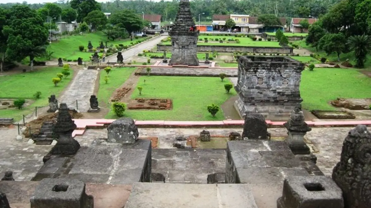 Candi Penataran di Blitar menjadi saksi kejayaan Kediri, Singasari, dan Majapahit. Kompleks candi ini dipercaya sebagai pusat ritual untuk menangkal ancaman Gunung Kelud. (Pinterest) 