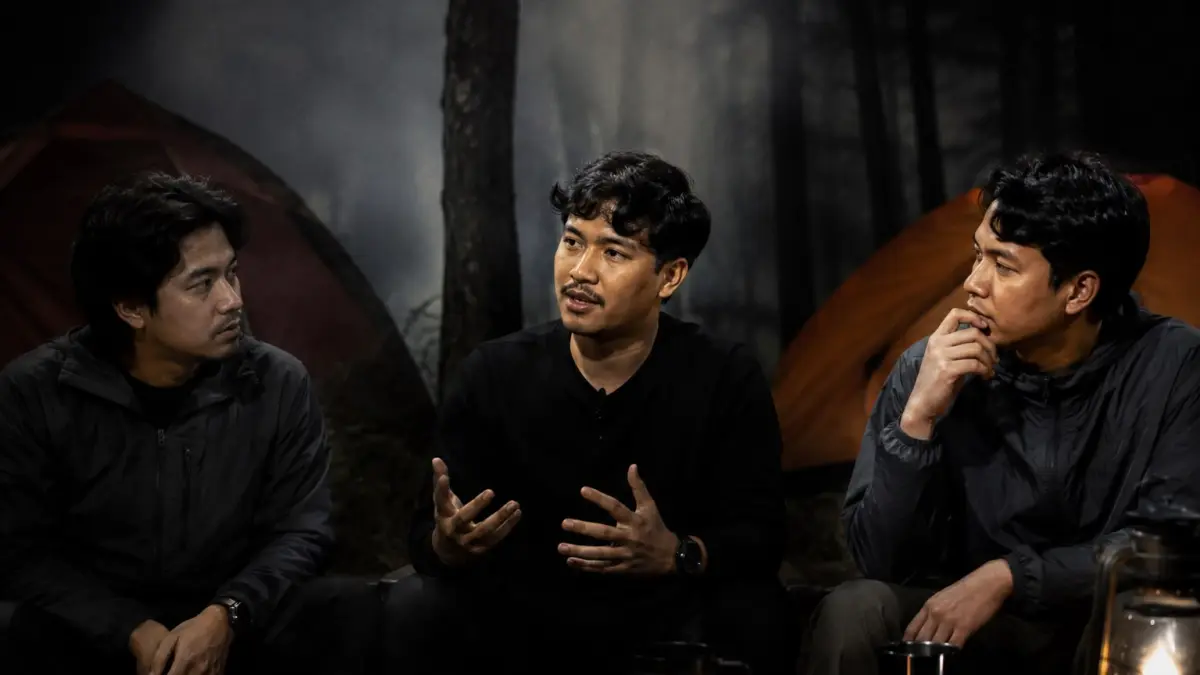 “Di balik lebatnya hutan lereng Gunung Kelud, tersimpan Kampung Siluman yang menyisakan bangunan tua, kisah mistis, dan misteri yang hingga kini belum terpecahkan.”