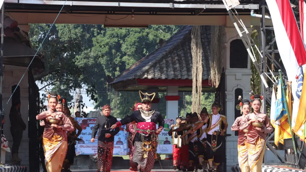FAJAR RAHMAD AW/RADAR BLITAR
TRADISI: Pemkab Blitar menggelar upacara budaya Pisowanan Ageng di Pendopo RHN memperingati Hari Jadi ke-702 Blitar, Rabu (5/8/2026).