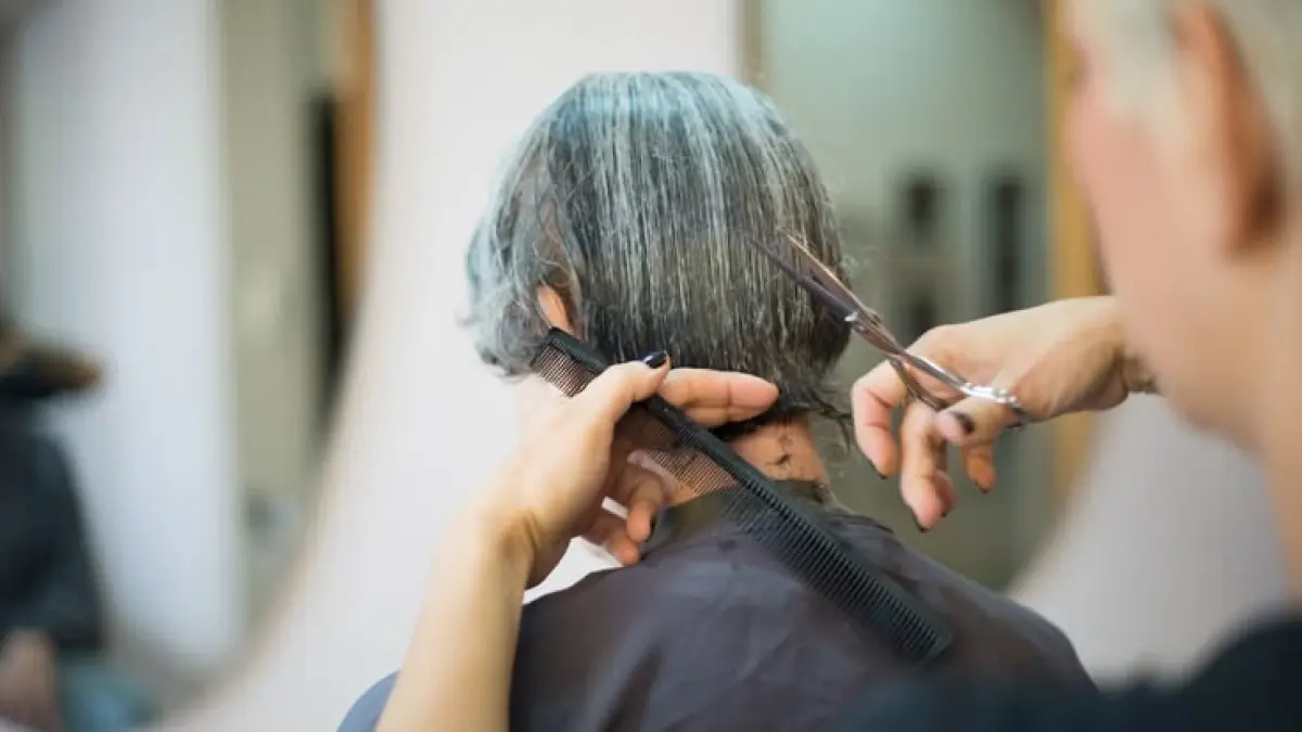 Hari baik potong rambut 