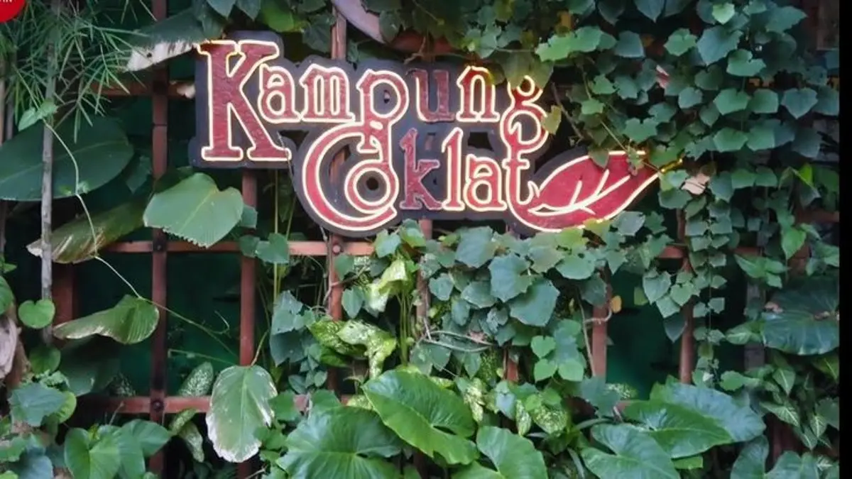 Kampung Coklat Blitar menawarkan belasan wahana, kebun kakao, wisata edukasi, kuliner, dan galeri cokelat. Simak alasan tiket terusan lebih hemat untuk keluarga. (PINTEREST)