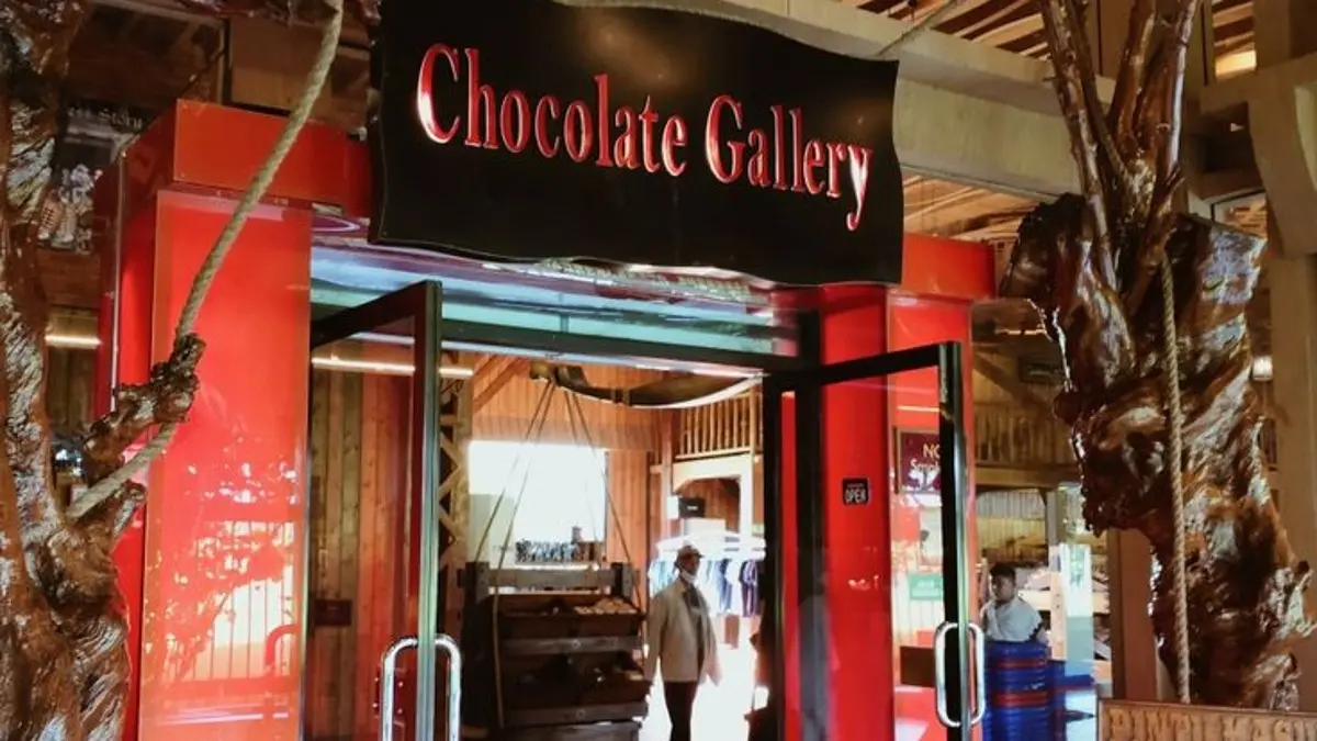 Kampung Coklat Blitar menawarkan wisata edukasi keluarga dengan wahana lengkap, galeri cokelat, kuliner, dan tiket terjangkau untuk pengalaman liburan yang menyenangkan. (PINTEREST)