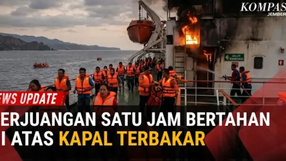 Kepulan asap membumbung dari KMP Mutiara Sentosa 2 yang terbakar di perairan utara Kabupaten Sumenep, Jawa Timur, Minggu (2/8). Ratusan penumpang dievakuasi setelah api melalap sebagian badan kapal dalam pelayaran rute Surabaya–Makassar.