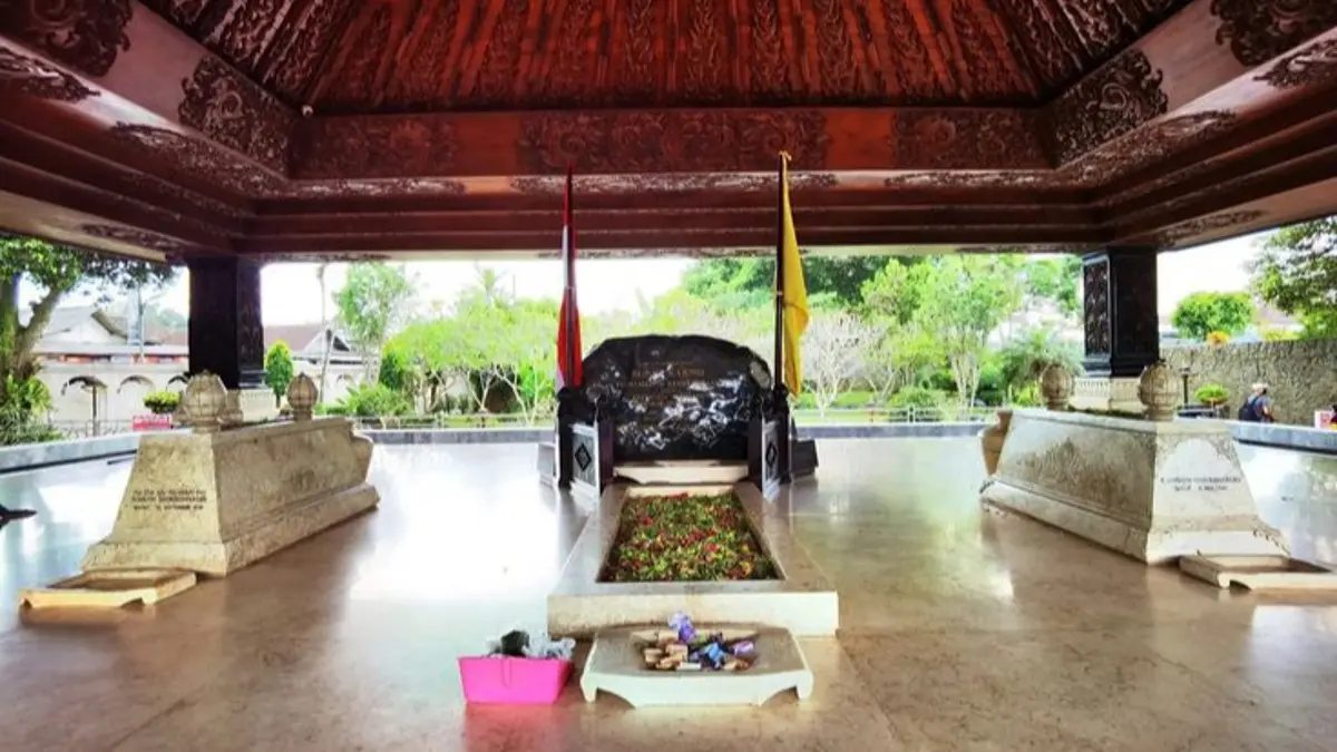 Komplek Makam Bung Karno di Blitar menawarkan wisata sejarah lengkap dengan museum gratis, area ziarah, Gong Perdamaian Dunia, dan tiket yang juga berlaku ke Istana Gebang. (Pinterest) 