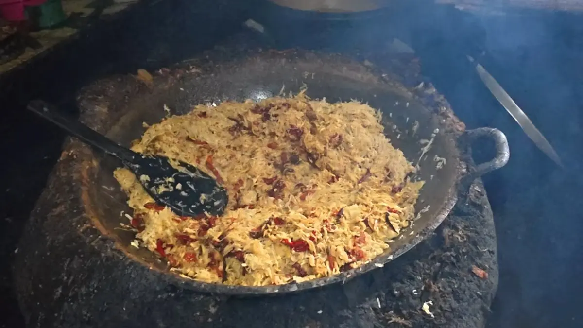 Kuliner legendaris Blitar menawarkan cita rasa autentik mulai dari Soto Bu Ing, Tewel Bu Umi, sate bekicot, hingga es pleret yang masih mempertahankan resep tradisional. (PINTEREST)