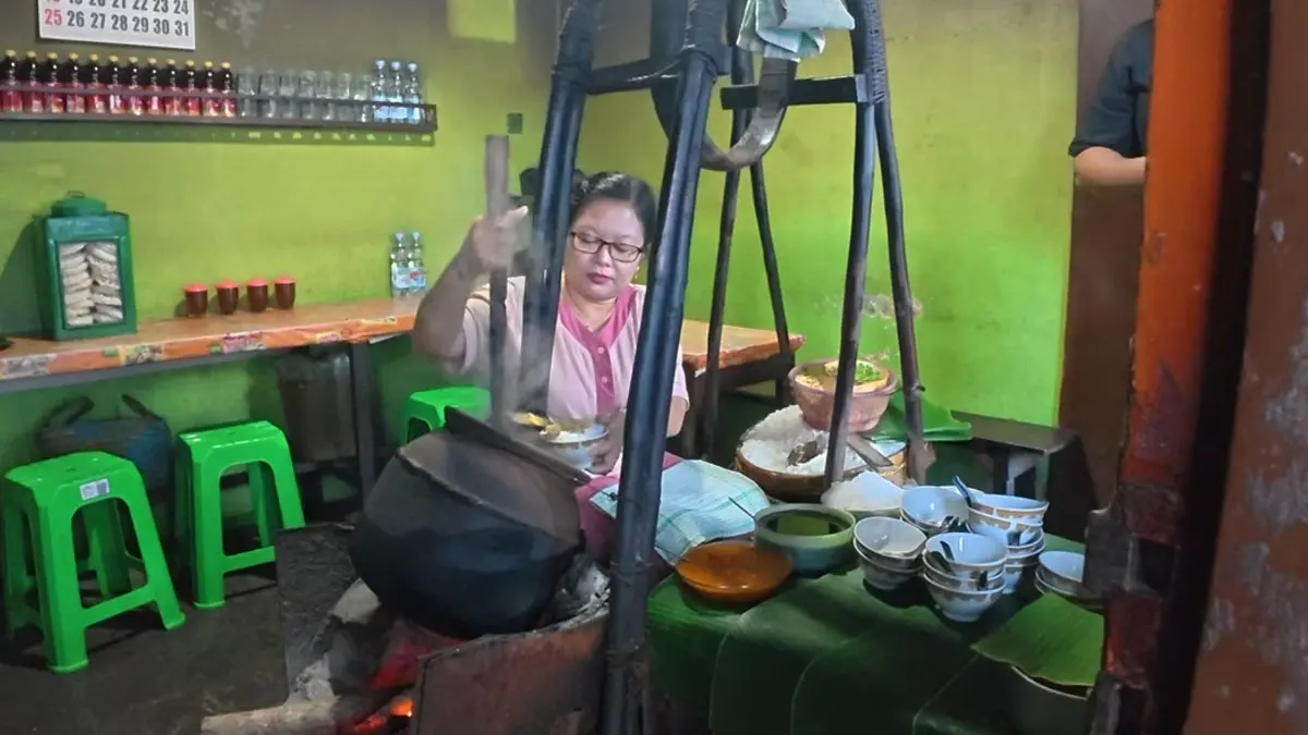 Kuliner legendaris Blitar menawarkan pengalaman wisata lengkap, mulai nasi pecel sejak 1964, sayur tewel khas hingga jejak sejarah Bung Karno dan Candi Penataran. (SC YOUTUBE)