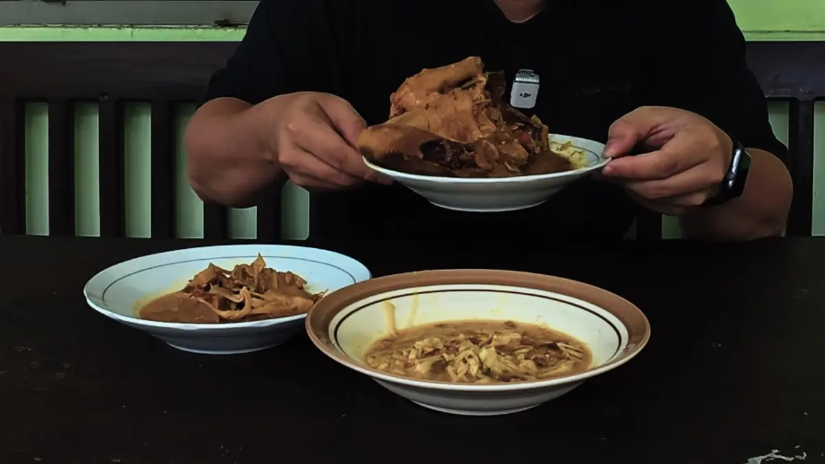 Kuliner legendaris Blitar menghadirkan cita rasa autentik dari Pecel Mbok Bari, rujak cingur, es pleret hingga Bakso Lestari yang tetap menjadi favorit lintas generasi. (PINTEREST)