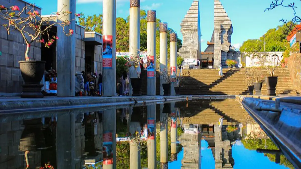 Makam Bung Karno di Blitar menawarkan wisata sejarah lengkap dengan museum gratis, area ziarah, tiket terusan ke Istana Gebang, serta pusat oleh-oleh khas yang selalu ramai dikunjungi. (Pinterest) 
