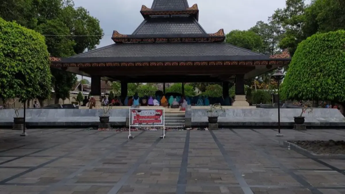 Makam Bung Karno di Blitar menawarkan wisata sejarah lengkap dengan museum gratis, perpustakaan, Gong Perdamaian Dunia, dan area ziarah sang Proklamator.(Pinterest) 