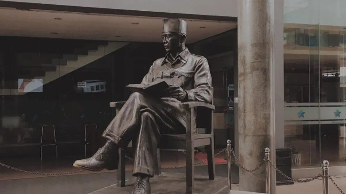 Makam Bung Karno di Blitar menjadi destinasi wisata sejarah favorit dengan museum gratis, area ziarah yang khidmat, tiket terusan Istana Gebang, dan pusat oleh-oleh khas yang ramai dikunjungi. (Pinterest) 