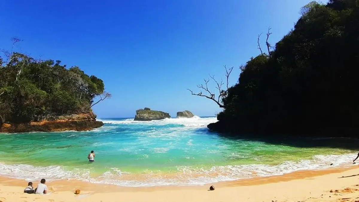 Pantai Serang Blitar kini semakin mudah dijangkau melalui Jalan Lintas Selatan dengan panorama perbukitan, akses nyaman, dan konektivitas menuju Pantai Peh Pulo. (PINTEREST)