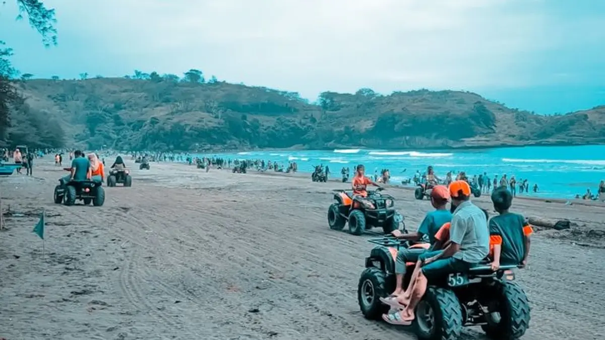Pantai Serang Blitar menawarkan hamparan pasir luas, wahana ATV, kuliner, area camping gratis, dan fasilitas lengkap yang cocok untuk wisata keluarga. (PINTEREST)