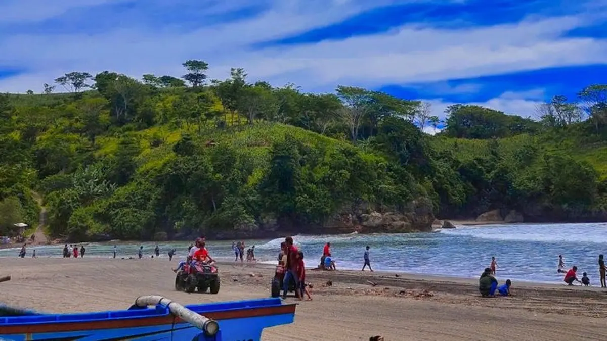 Pantai Serang Blitar menawarkan tiket masuk terjangkau, kuliner seafood, wahana ATV, pasir lembut, dan spot bermain air yang cocok untuk liburan keluarga. (PINTEREST)